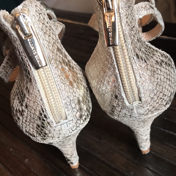 🚨B2G1 VINCE CAMUTO Silver Gold Animal Print Open Toe Short Heel - Picture 3 of 8